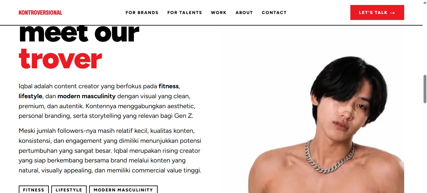 Halaman profil talent: heading dua baris meet our berwarna hitam dan trover berwarna merah, dua paragraf bio berbahasa Indonesia dengan kata kunci ditebalkan, tag chip di bawahnya, dan portrait di kolom kanan